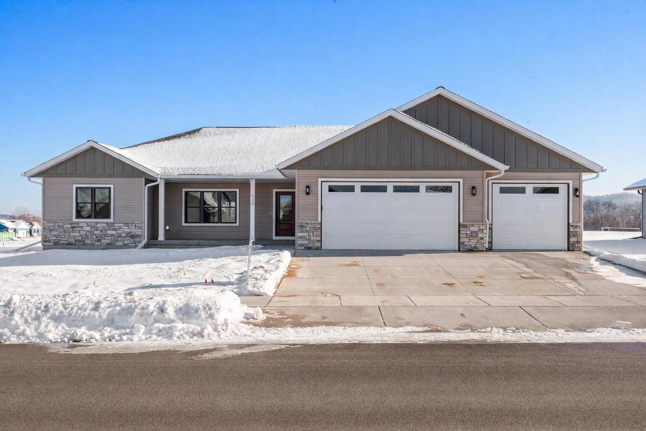 935 Crockett Dr, Holmen, WI 54636