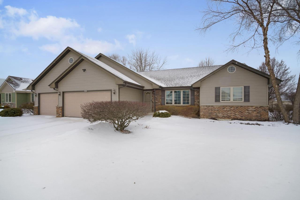 4066 W Whispering Ridge, Franklin, WI 53132