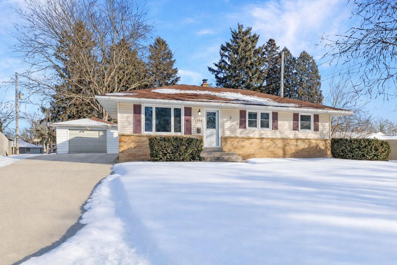 1000 Grant Pl, West Bend, WI 53090