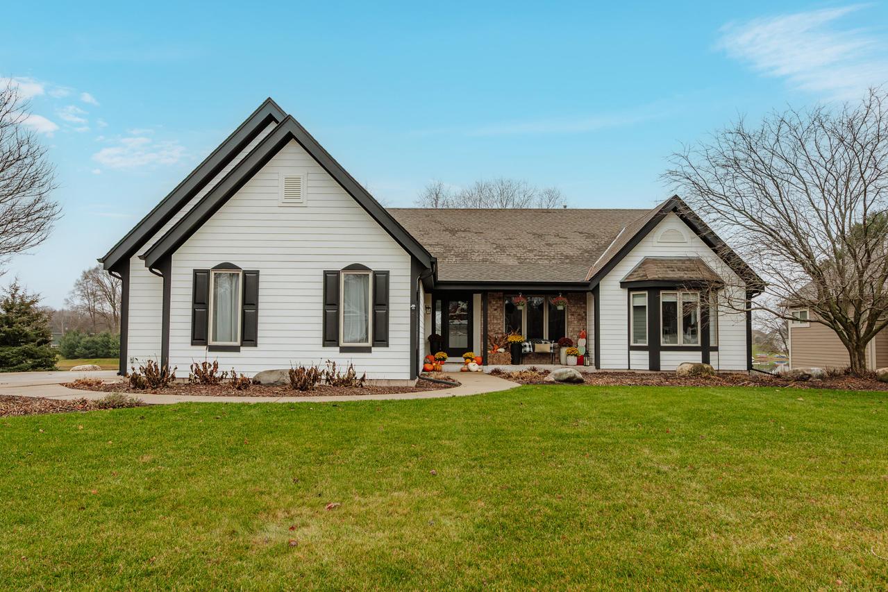 337 Sand Hill, Dousman, WI 53118