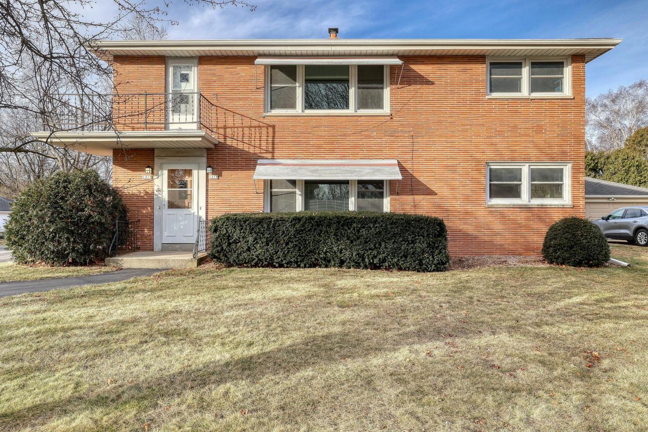 1317 N 116th St, Wauwatosa, WI 53226