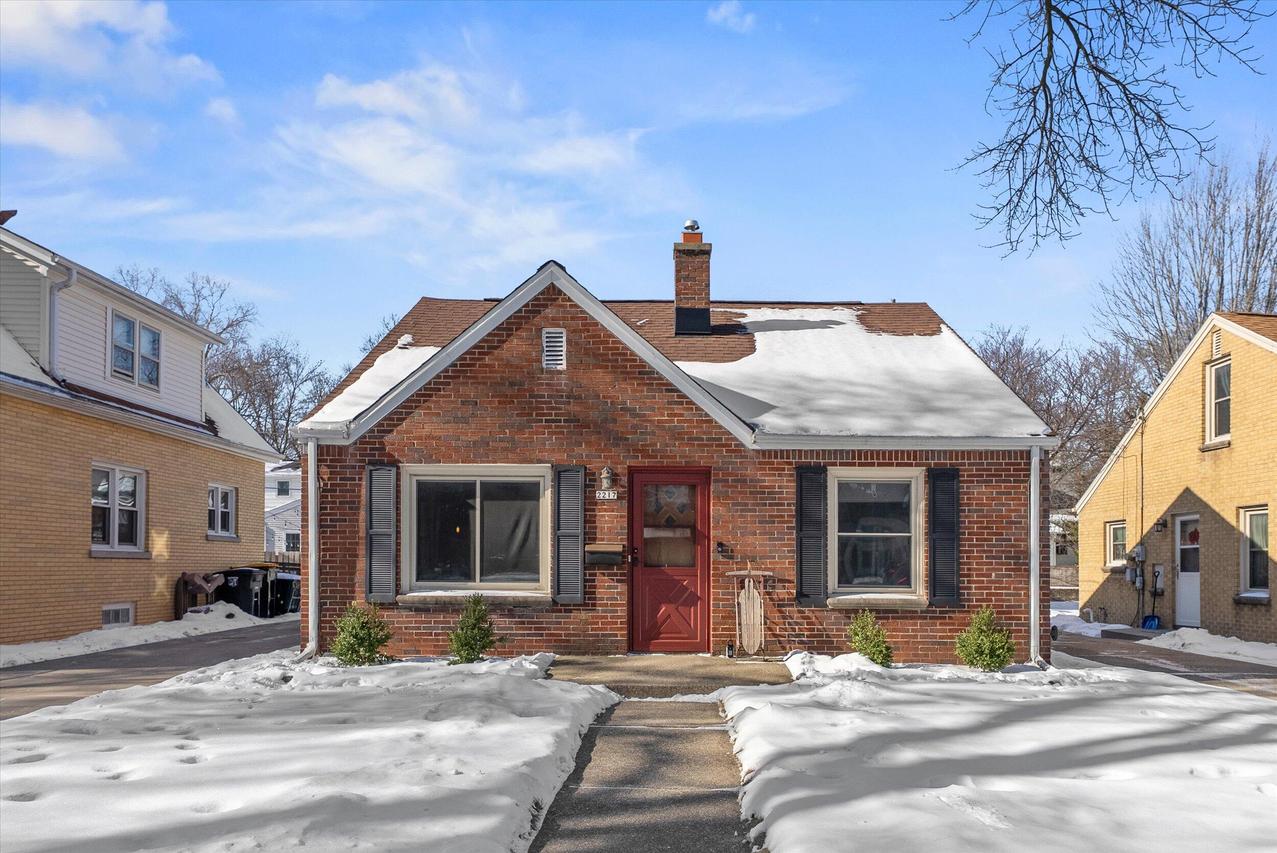 2217 N Lefeber Ave, Wauwatosa, WI 53213