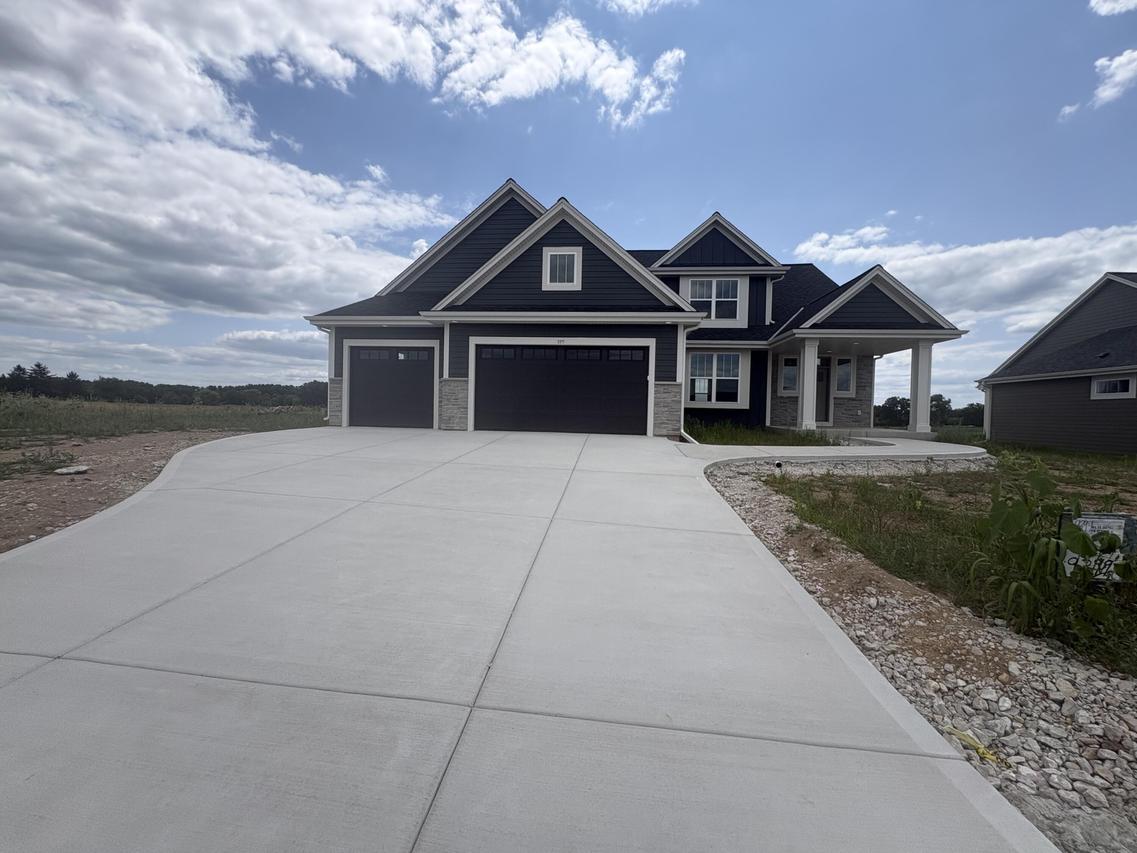 509 Talbot's Woods Dr, Dousman, WI 53066