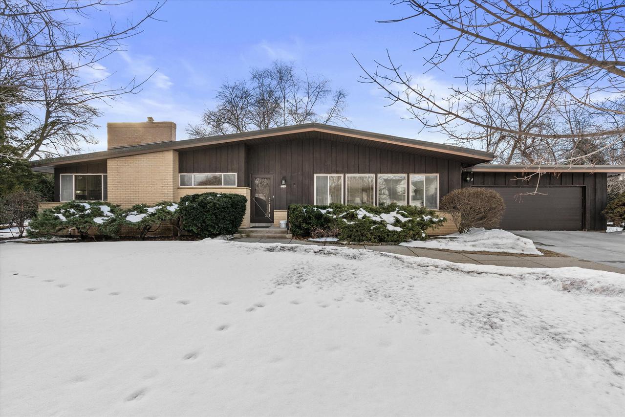 7535 N Fairchild Rd, Fox Point, WI 53217