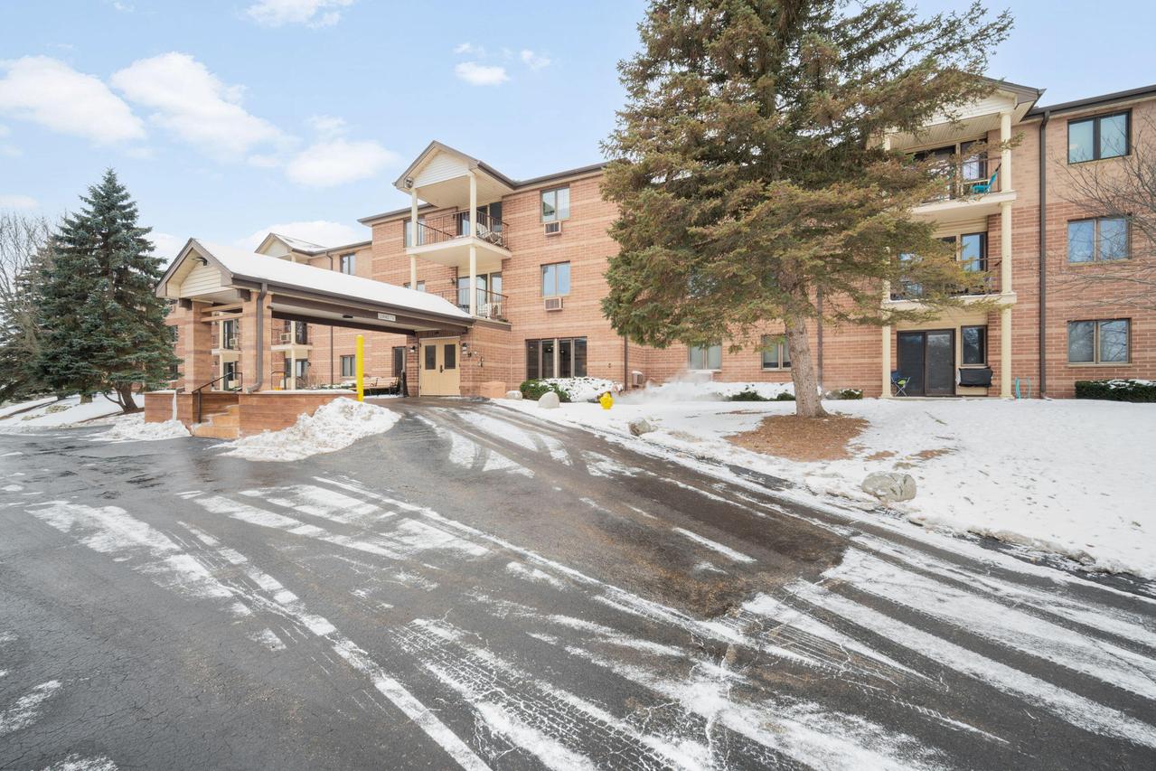 530 N Silverbrook Dr #335, West Bend, WI 53090