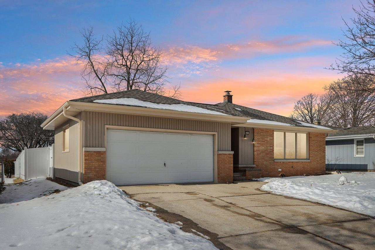 2833 S 72nd St, West Allis, WI 53219