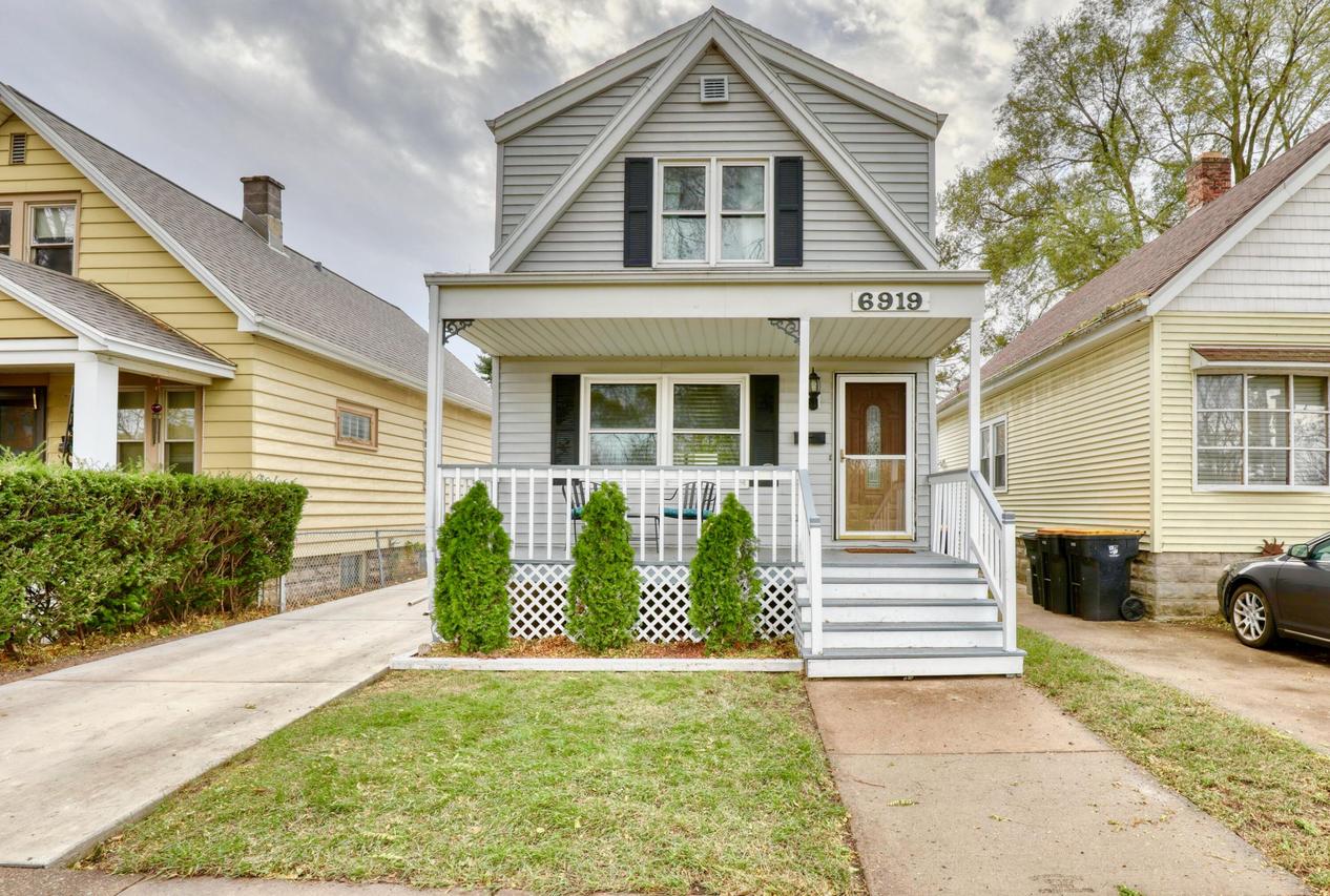 6919 W Harvey Ave, Wauwatosa, WI 53213