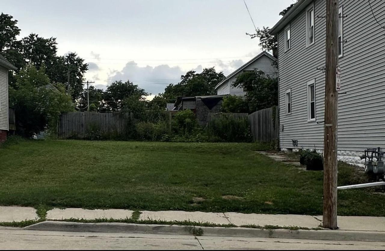 1016 Davis Pl, Racine, WI 53403