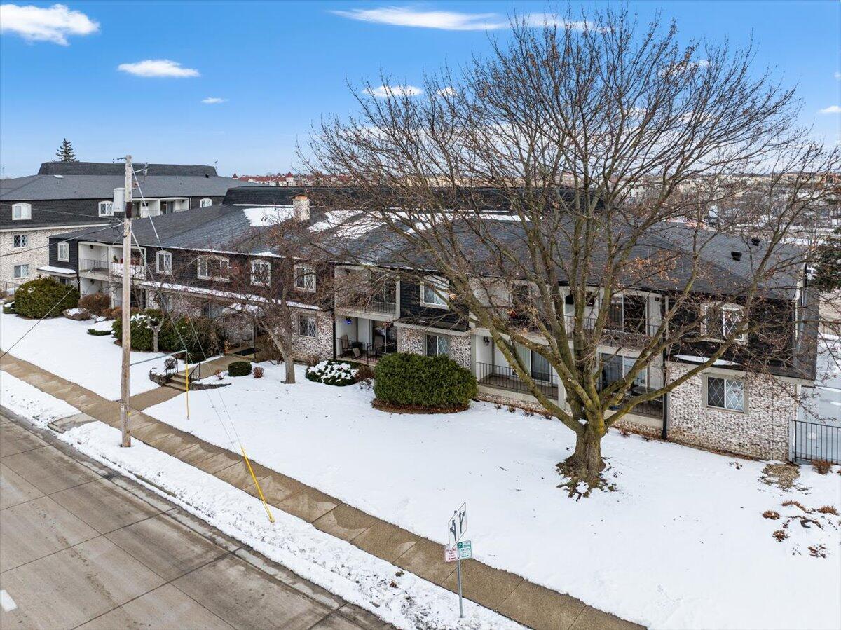 121 W North St #39, Waukesha, WI 53188