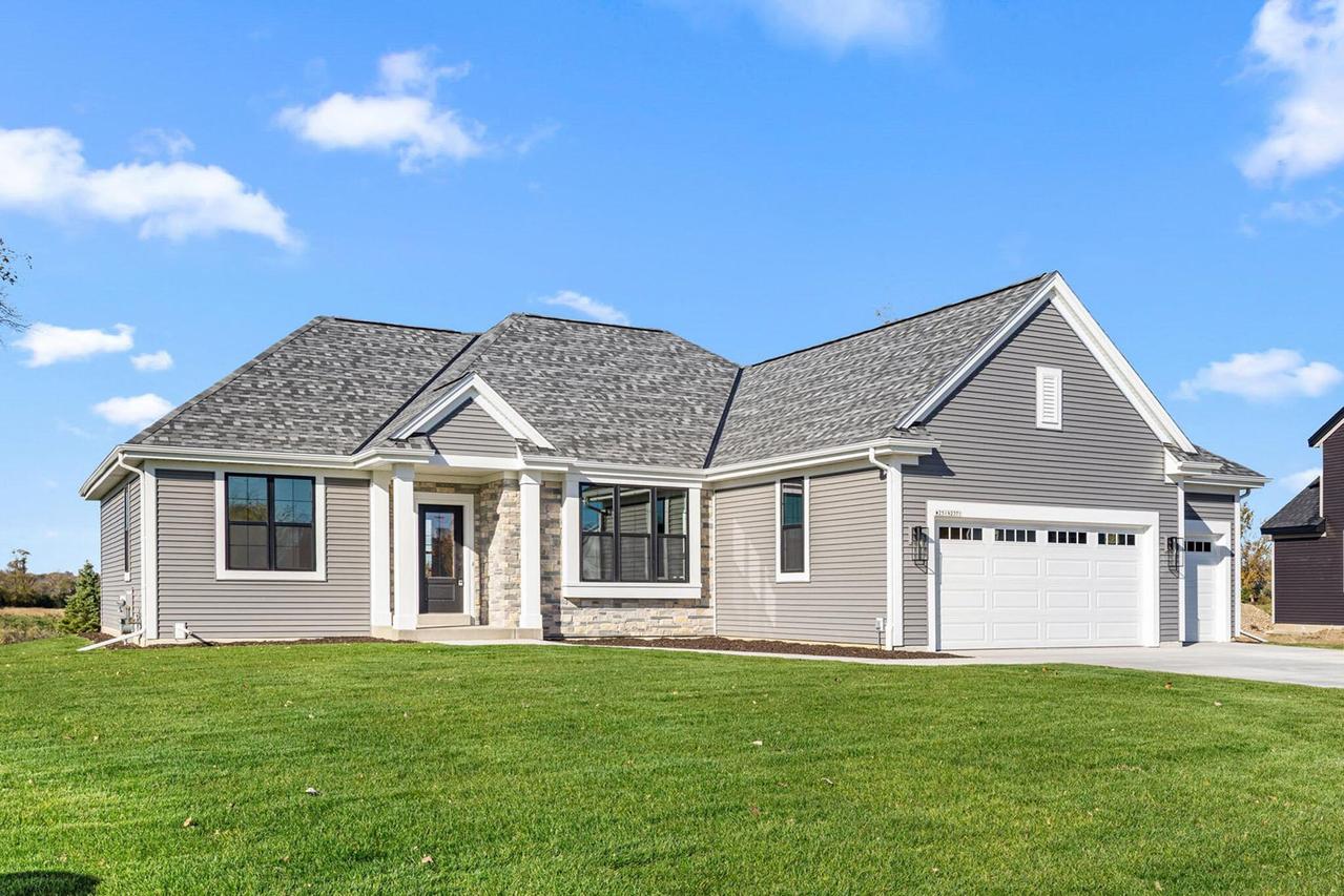 W251N2371 Valleyview Cir, Pewaukee, WI 53072