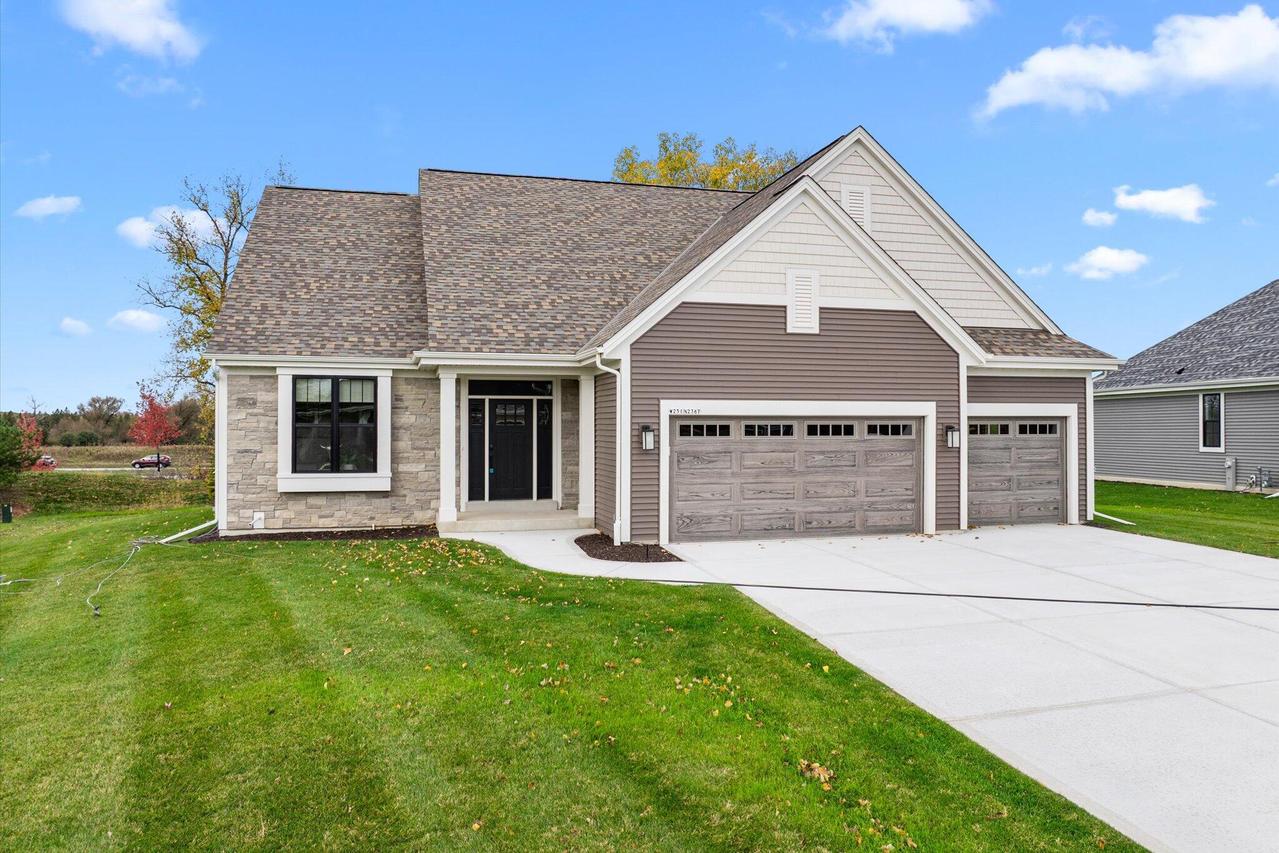 W251N2367 Valleyview Cir, Pewaukee, WI 53072