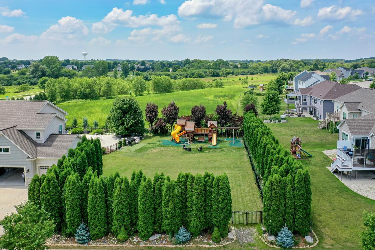 1330 Prairie Creek, Oconomowoc, WI 53066