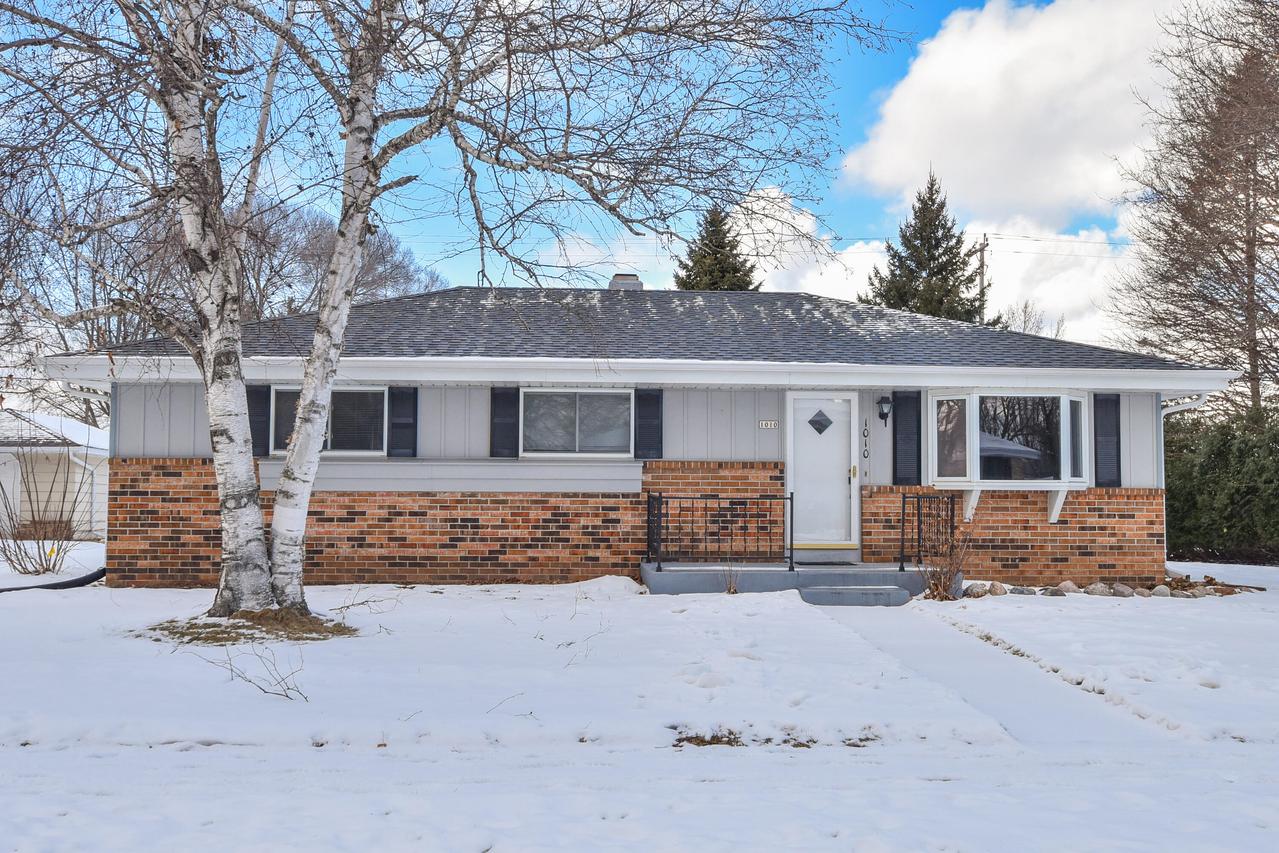 1010 Sunset Ridge, West Bend, WI 53090