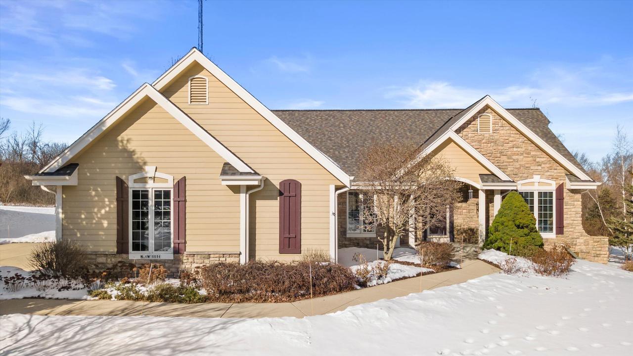 N54W16684 Ravenwood Dr, Menomonee Falls, WI 53051