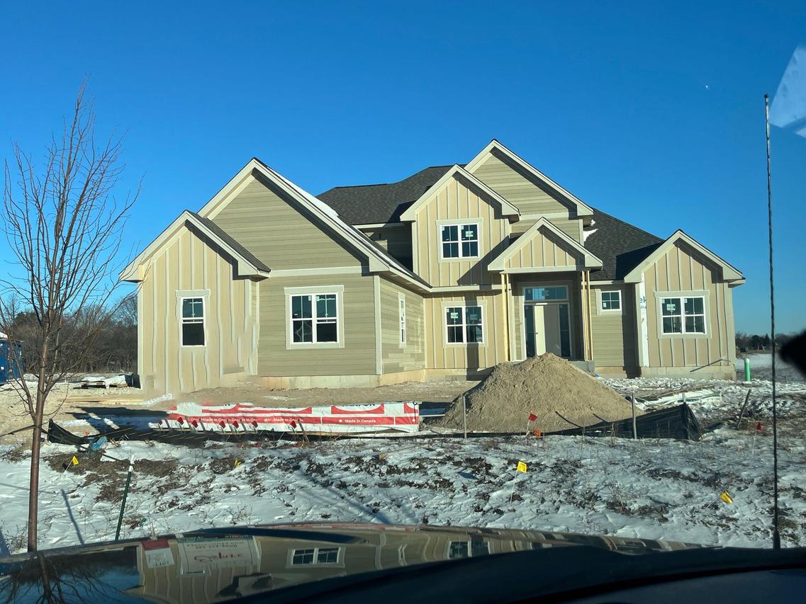 9951 N Cygnet Ct, Mequon, WI 53097