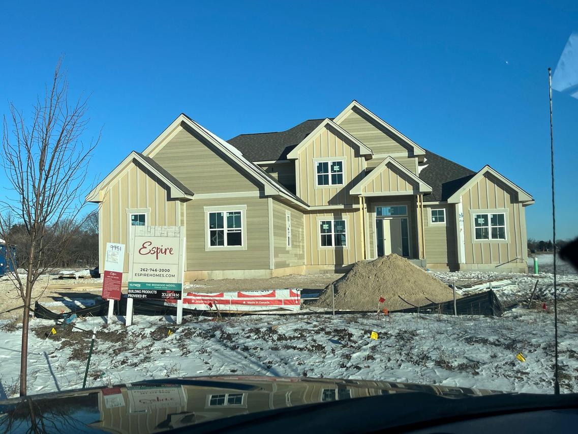 9951 N Cygnet Ct, Mequon, WI 53097