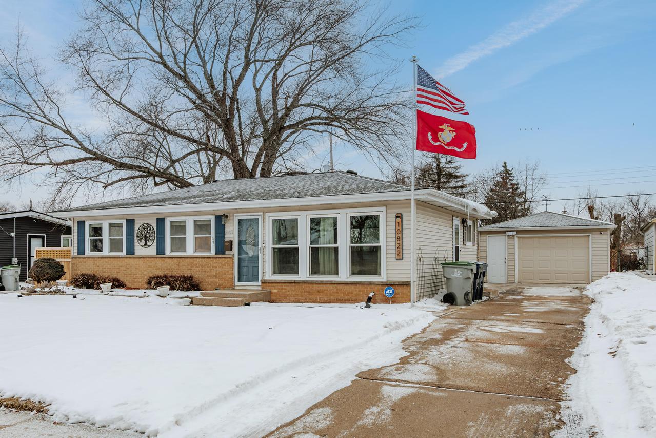 10822 W Jeffrey Ln, Milwaukee, WI 53225