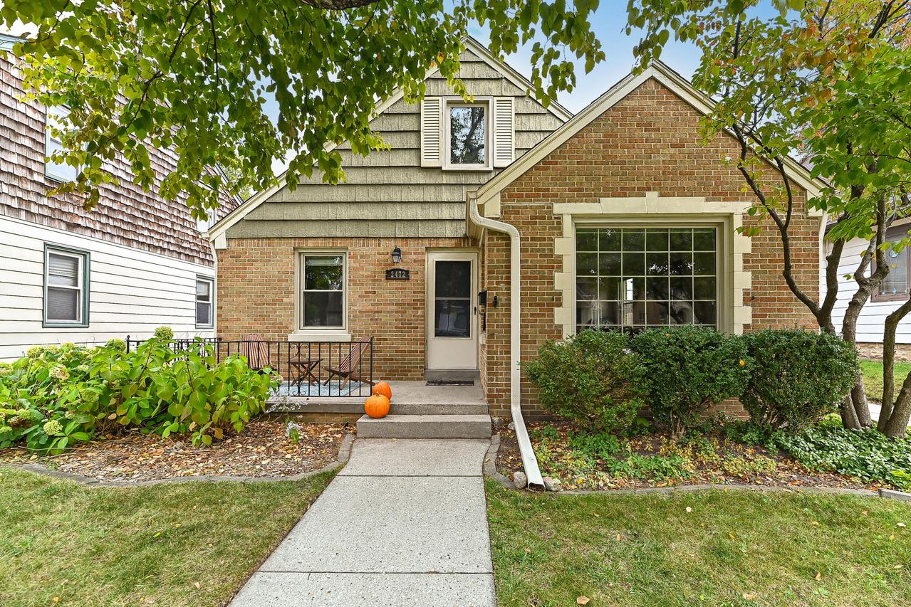 2472 N 73rd St, Wauwatosa, WI 53213