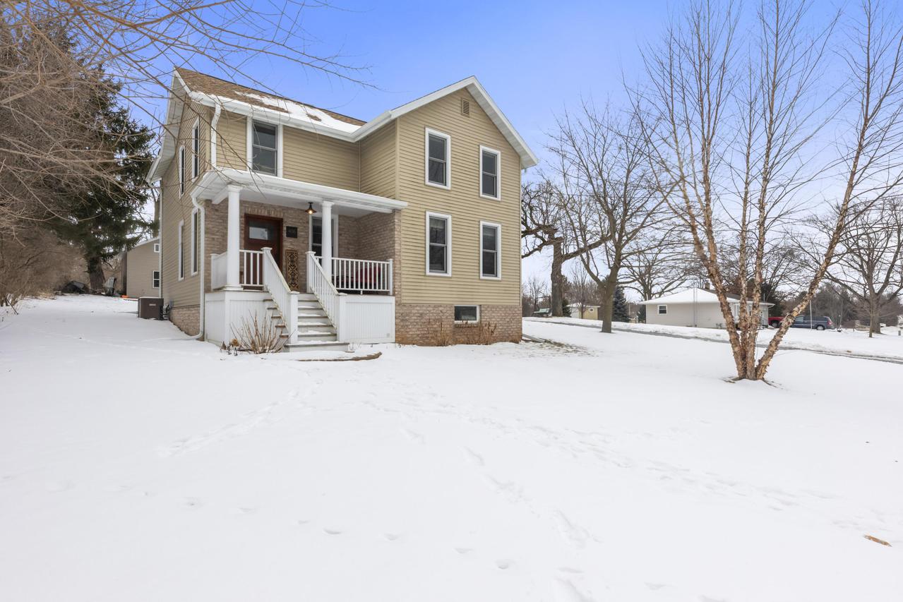 408 Elkhorn Rd, Eagle, WI 53119