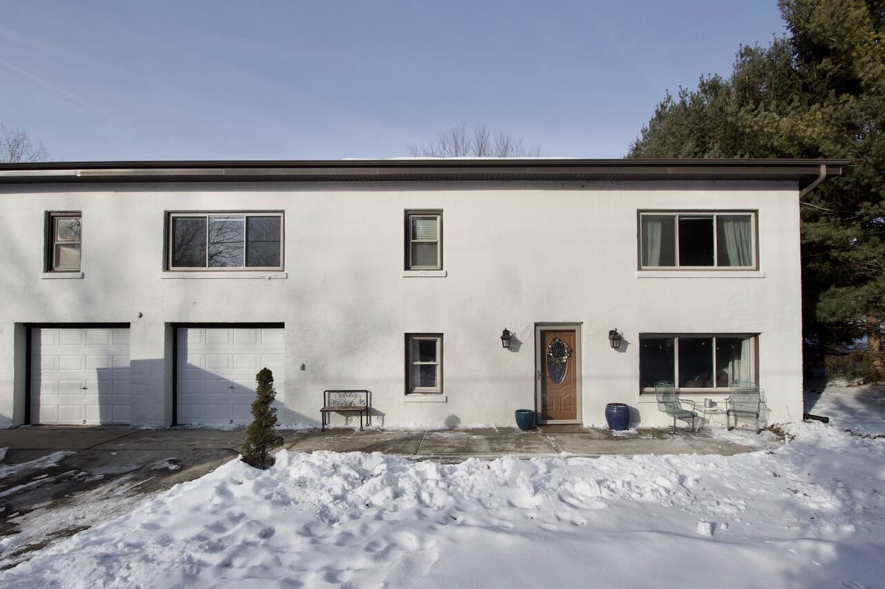 311 S Lapham Peak Rd, Delafield, WI 53018