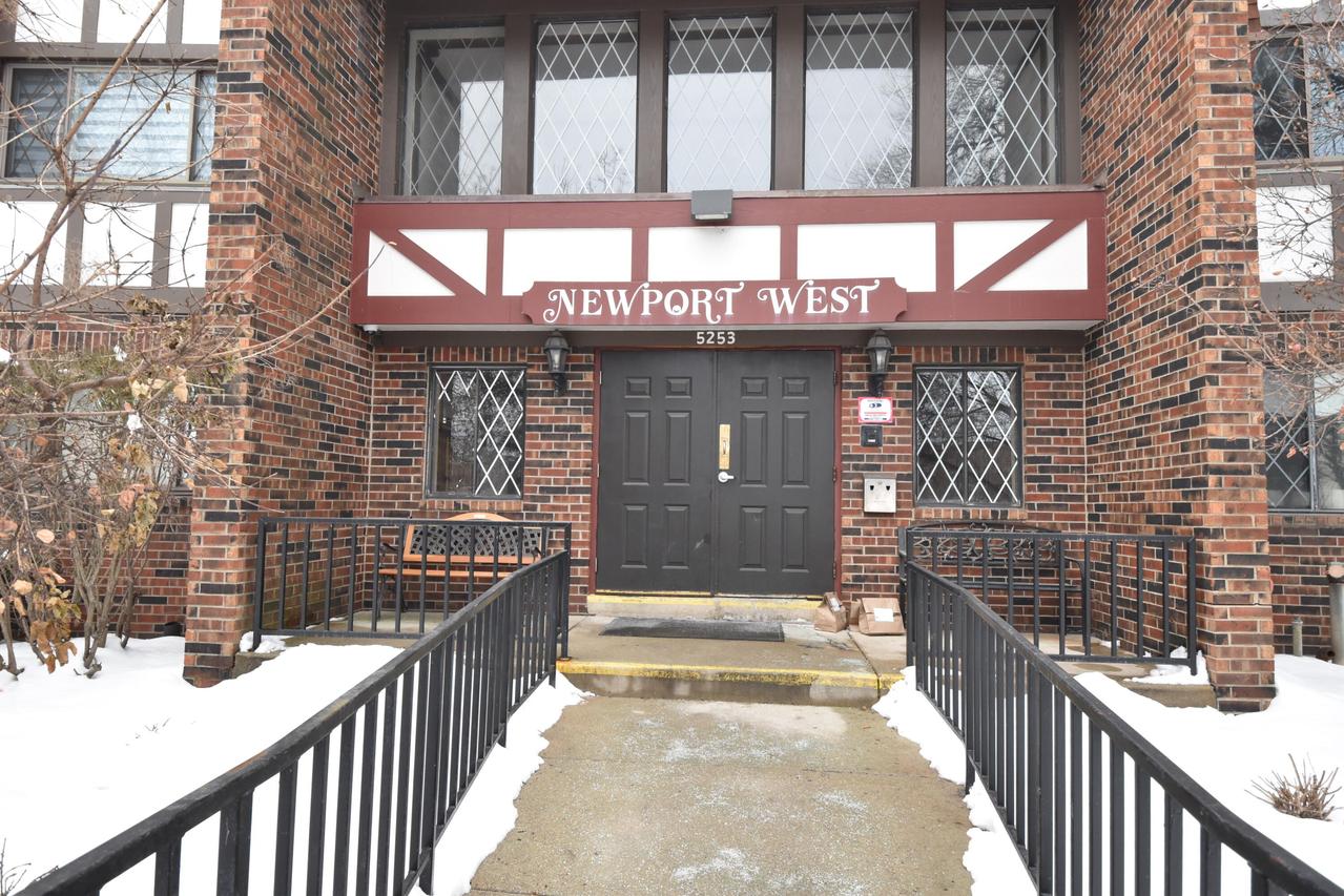 5253 N Lovers Ln. #219, Milwaukee, WI 53225