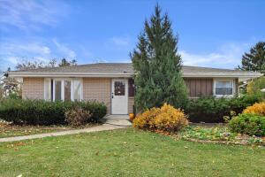 707 W Maplewood Ct, Milwaukee, WI 53221