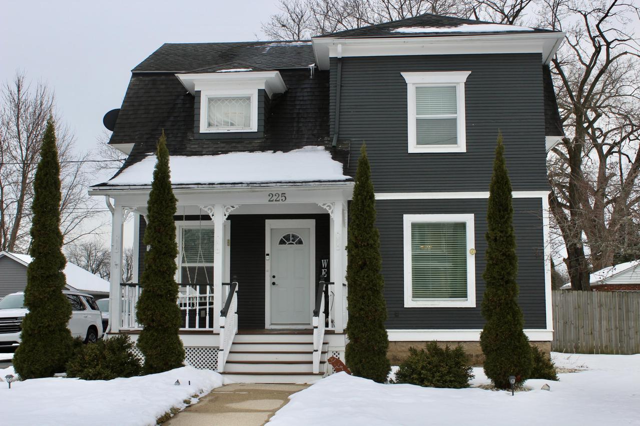 225 Maple Ave, Walworth, WI 53184