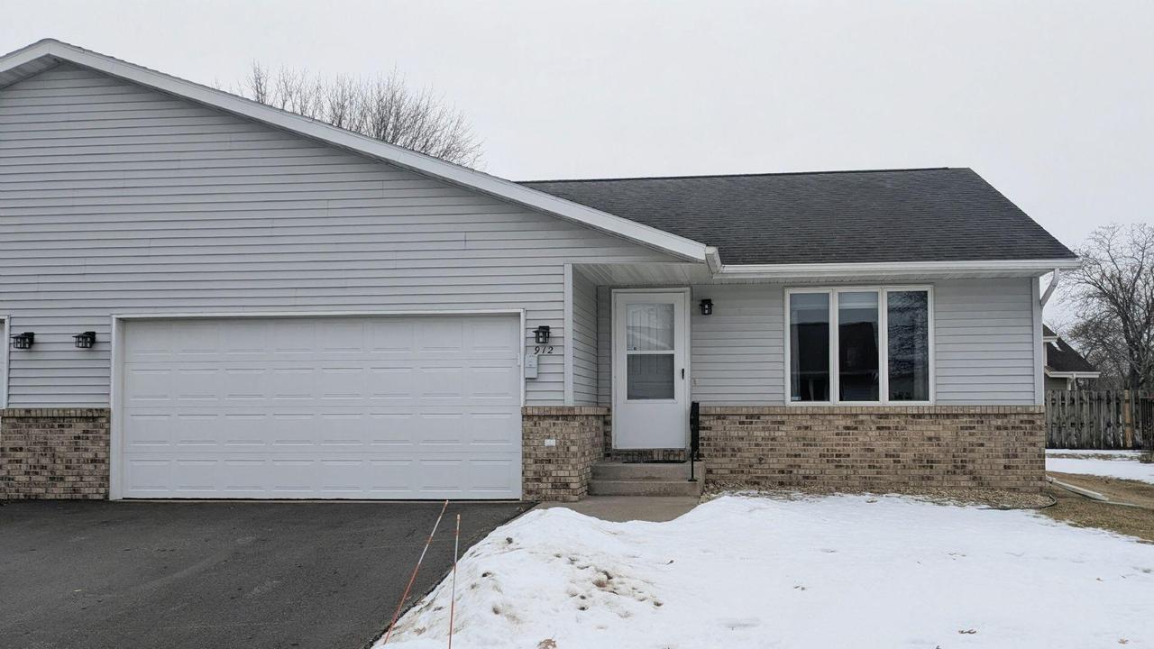 912 Northern Sands Pl, Onalaska, WI 54650