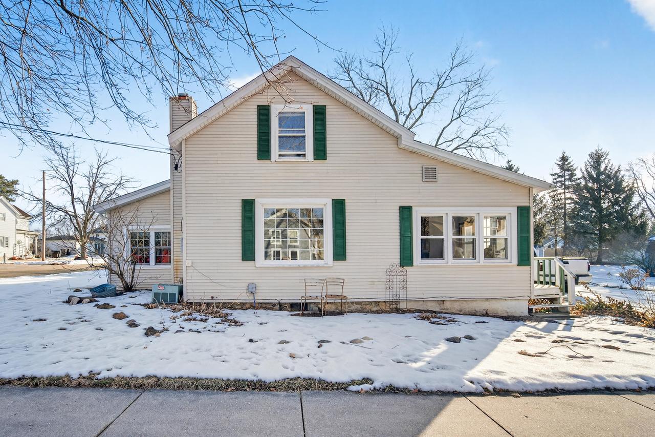 480 Freeman St, Genoa City, WI 53128