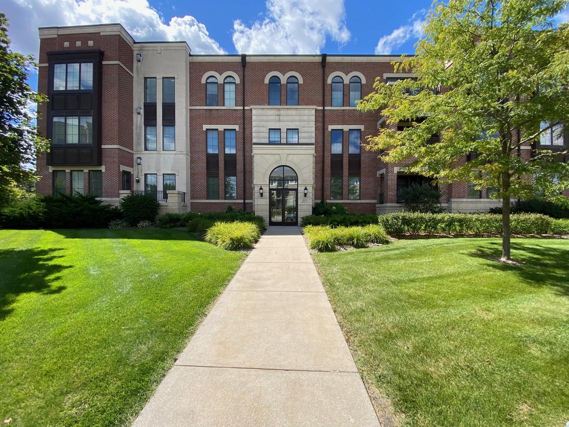 19155 Thomson Dr #304, Brookfield, WI 53045