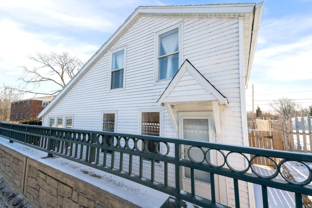 343 E Green Bay Ave, Saukville, WI 53080