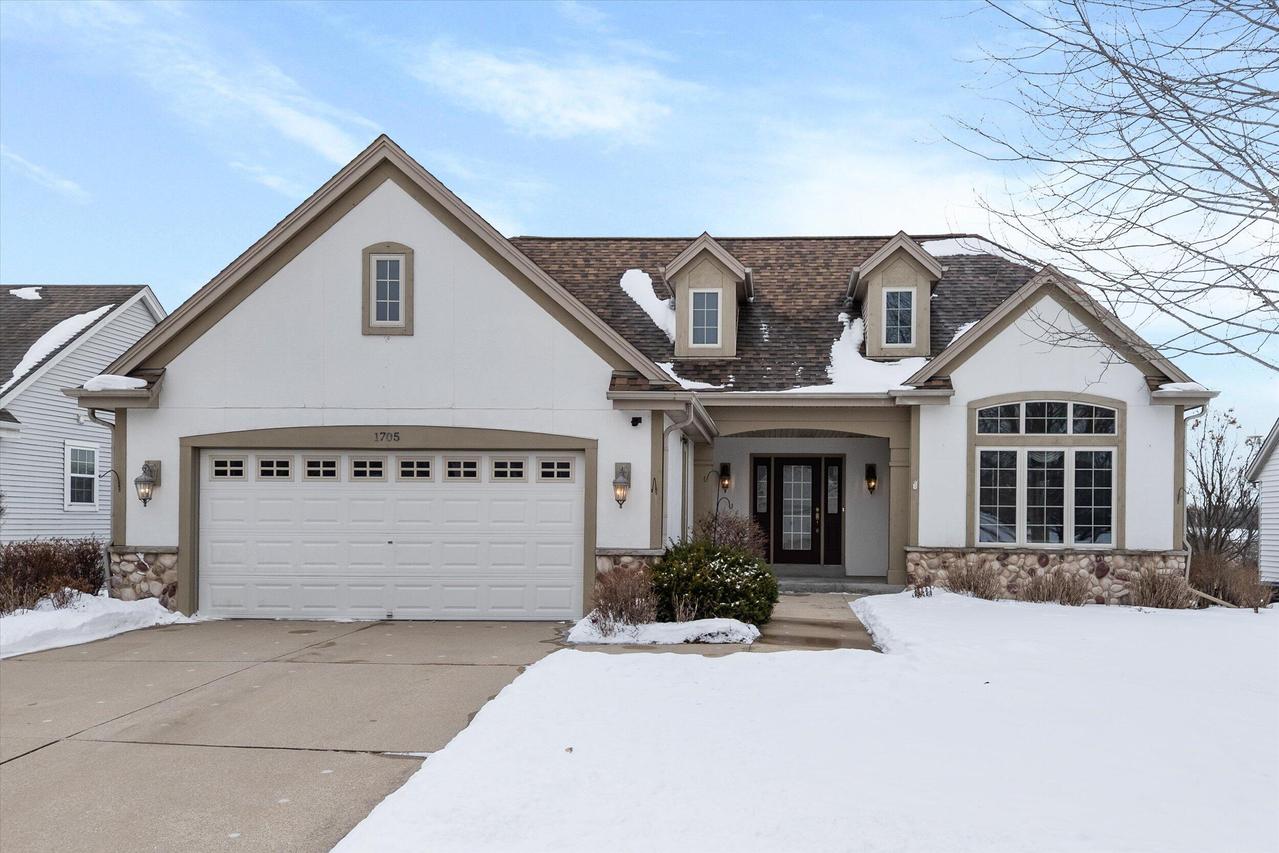 1705 Tumbleweed Cir, West Bend, WI 53095
