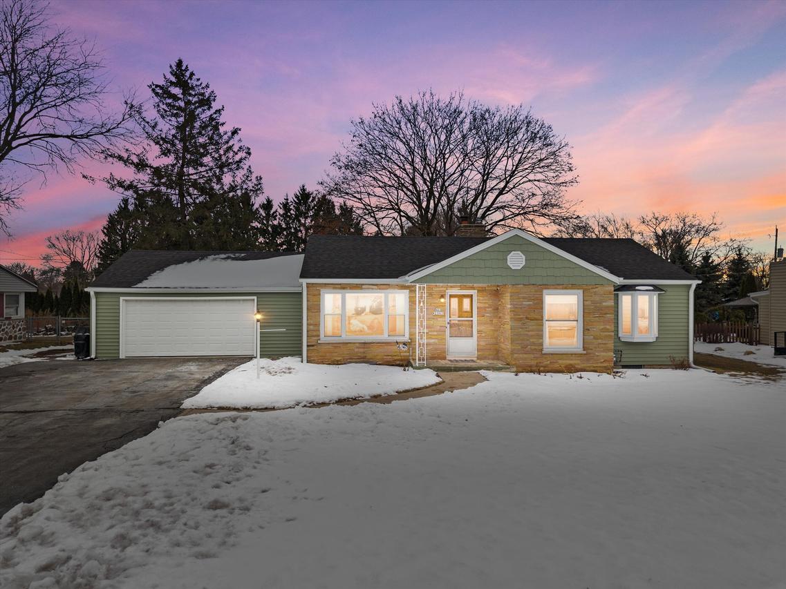 N62W23905 Sunset Dr, Sussex, WI 53089