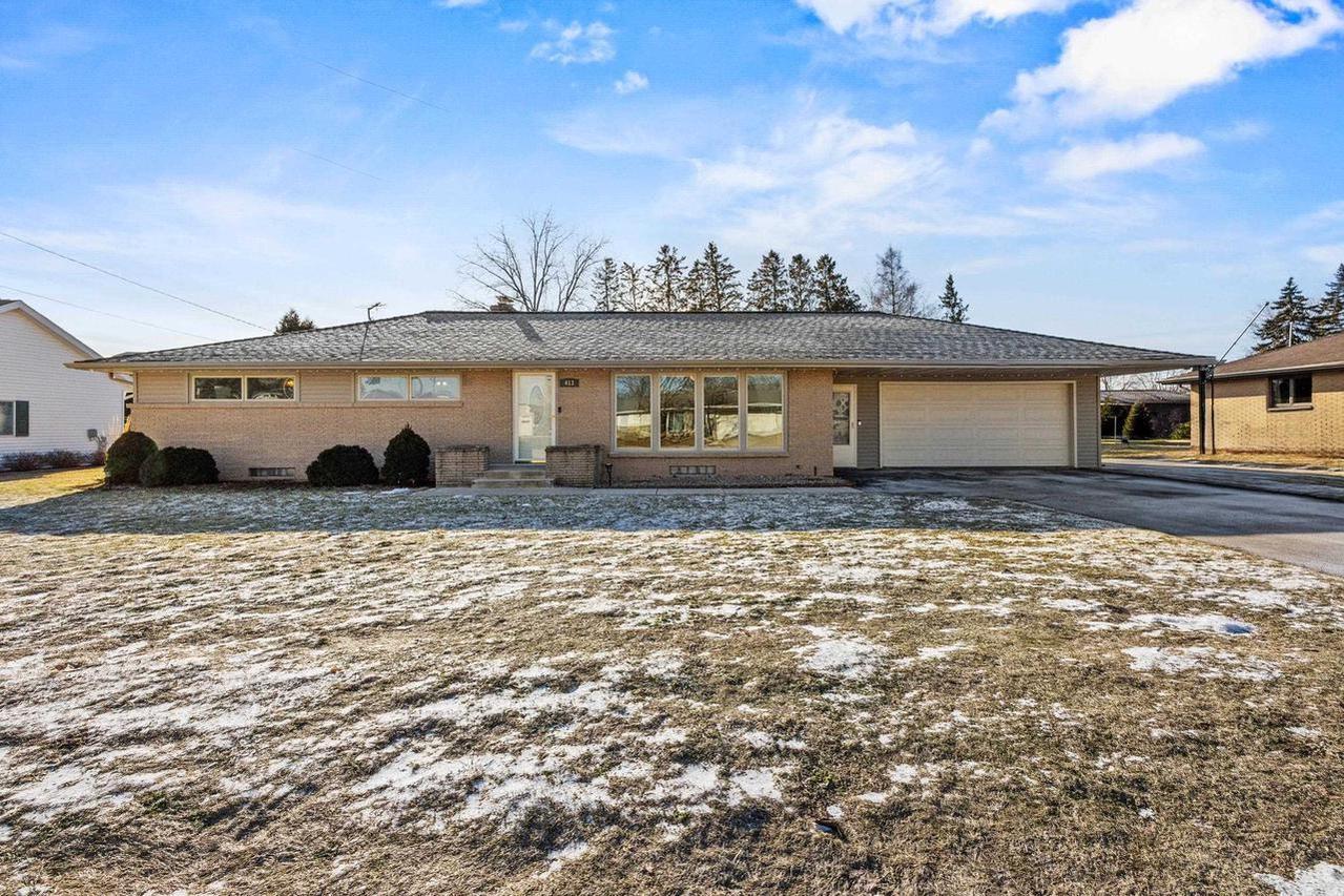 413 Birchwood Dr, Francis Creek, WI 54214