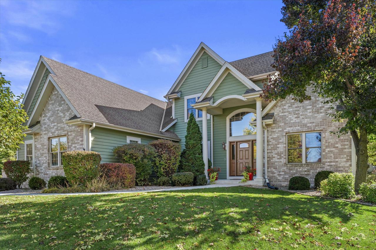 N54W16055 Westwind Dr, Menomonee Falls, WI 53051