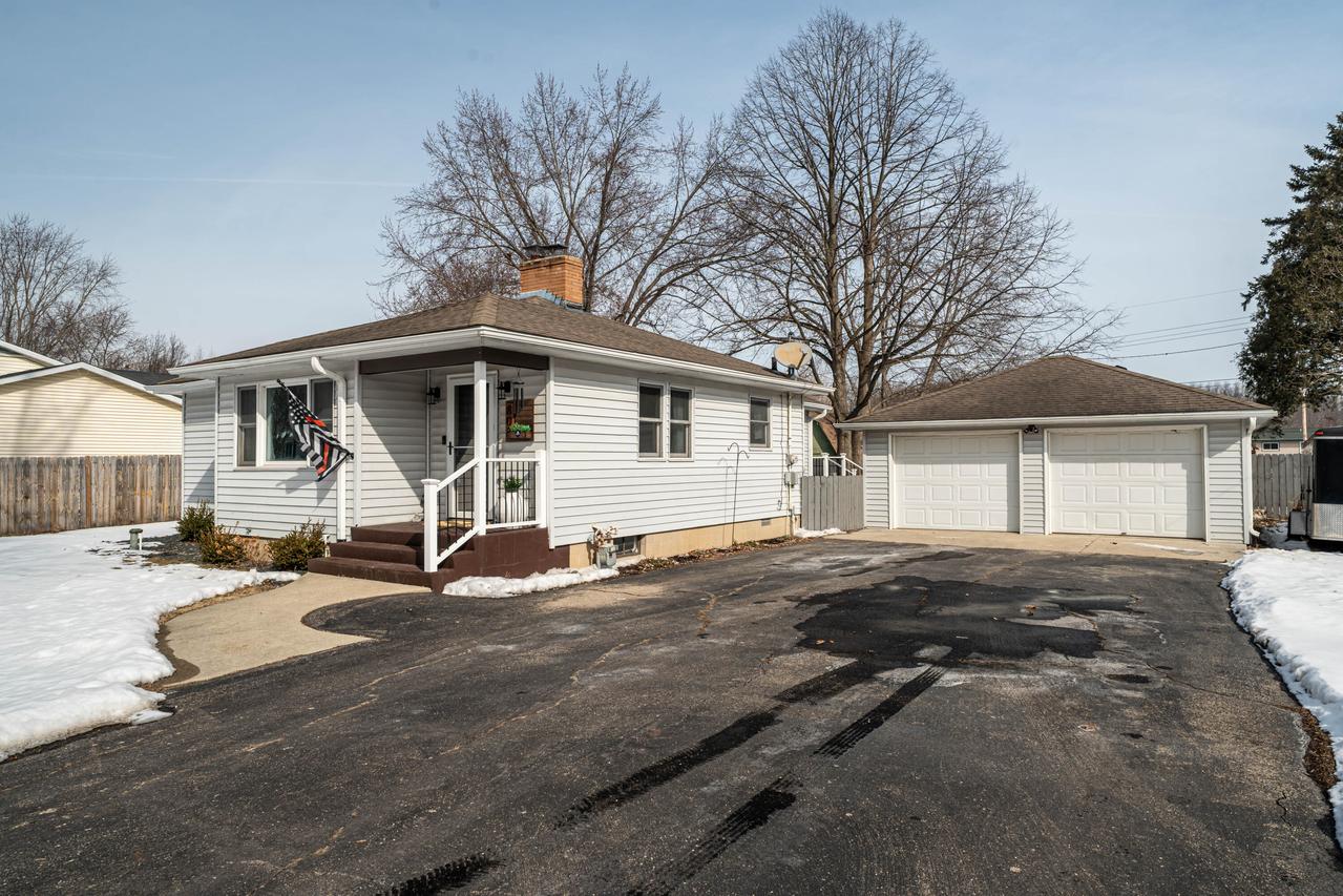 808 N Manor Dr, Salem Lakes, WI 53170