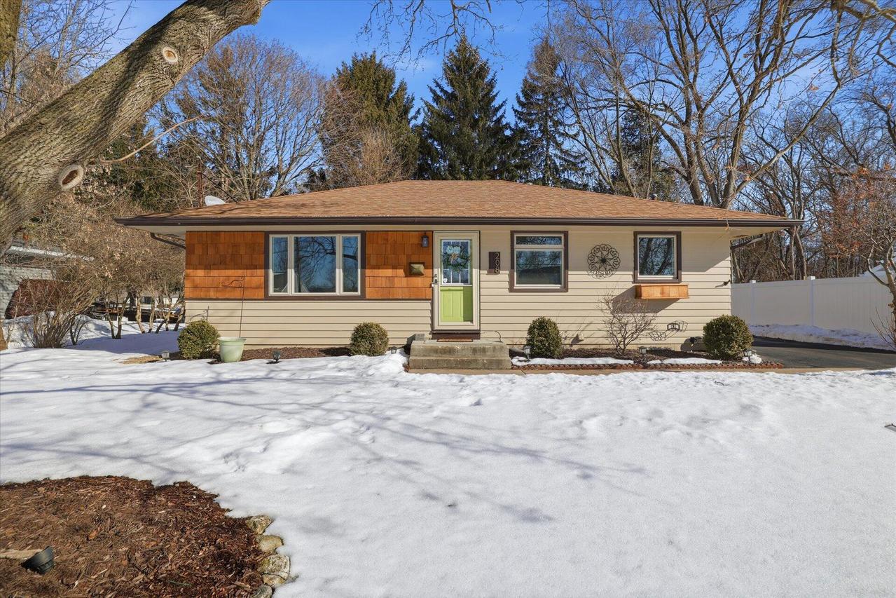 208 Highland Ave, Hartland, WI 53029