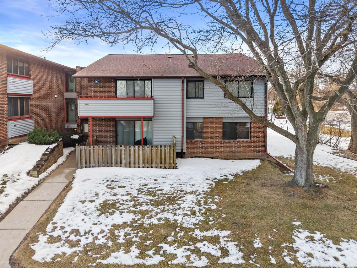 7911 S 68th St #102, Franklin, WI 53132
