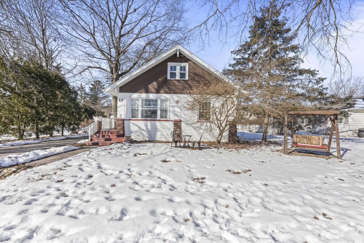 542 N Oakwood Ave, Oconomowoc, WI 53066