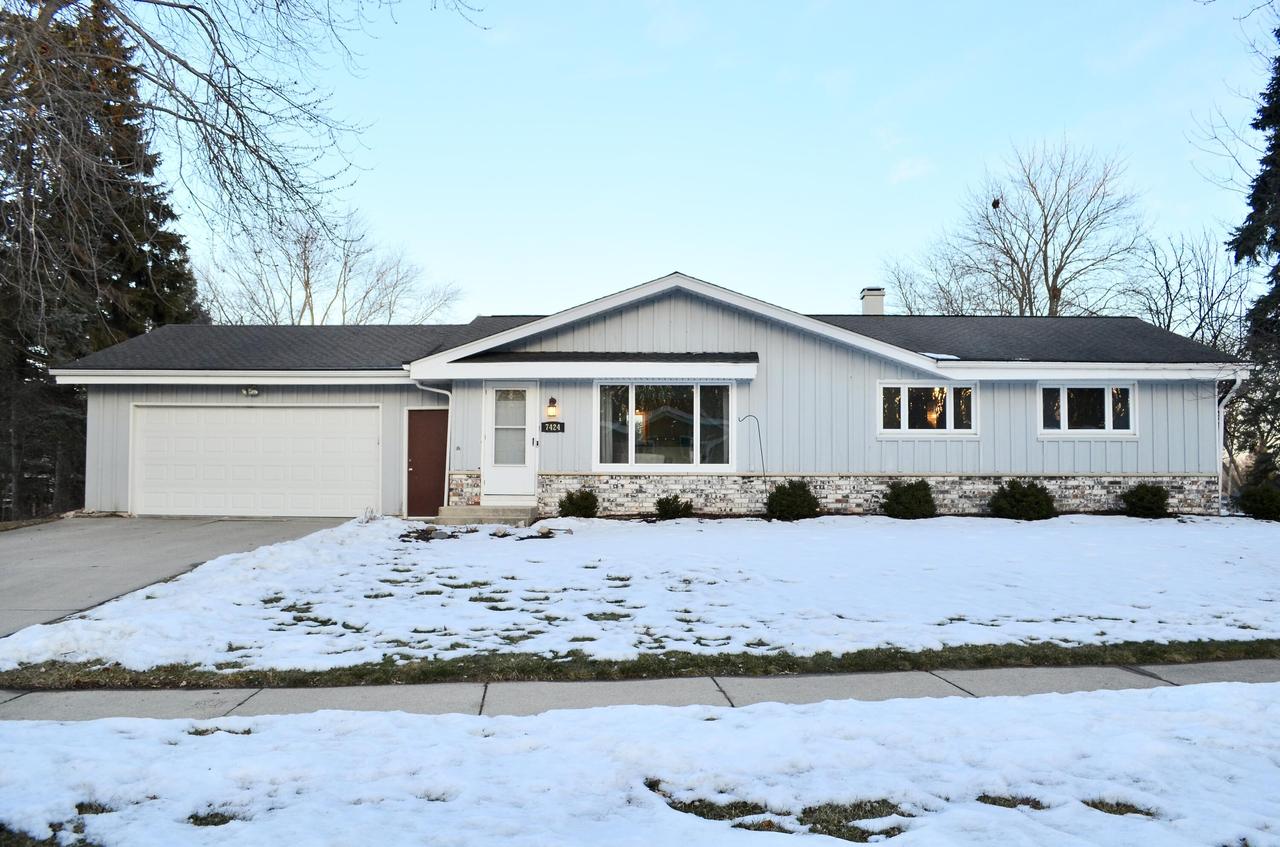 7424 S Chapel Dr, Oak Creek, WI 53154