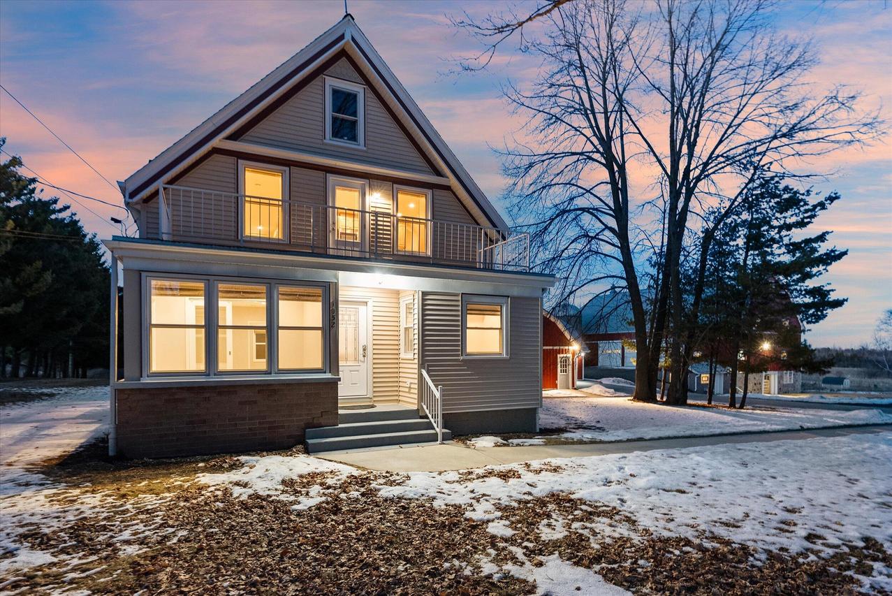 1050-1052 Arrowhead Rd, Grafton, WI 53024