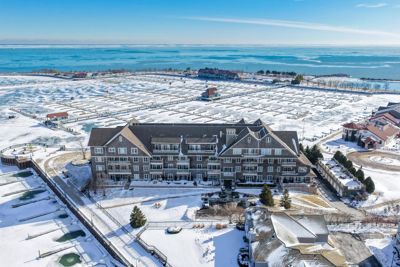 4 Gaslight Dr #211, Racine, WI 53403