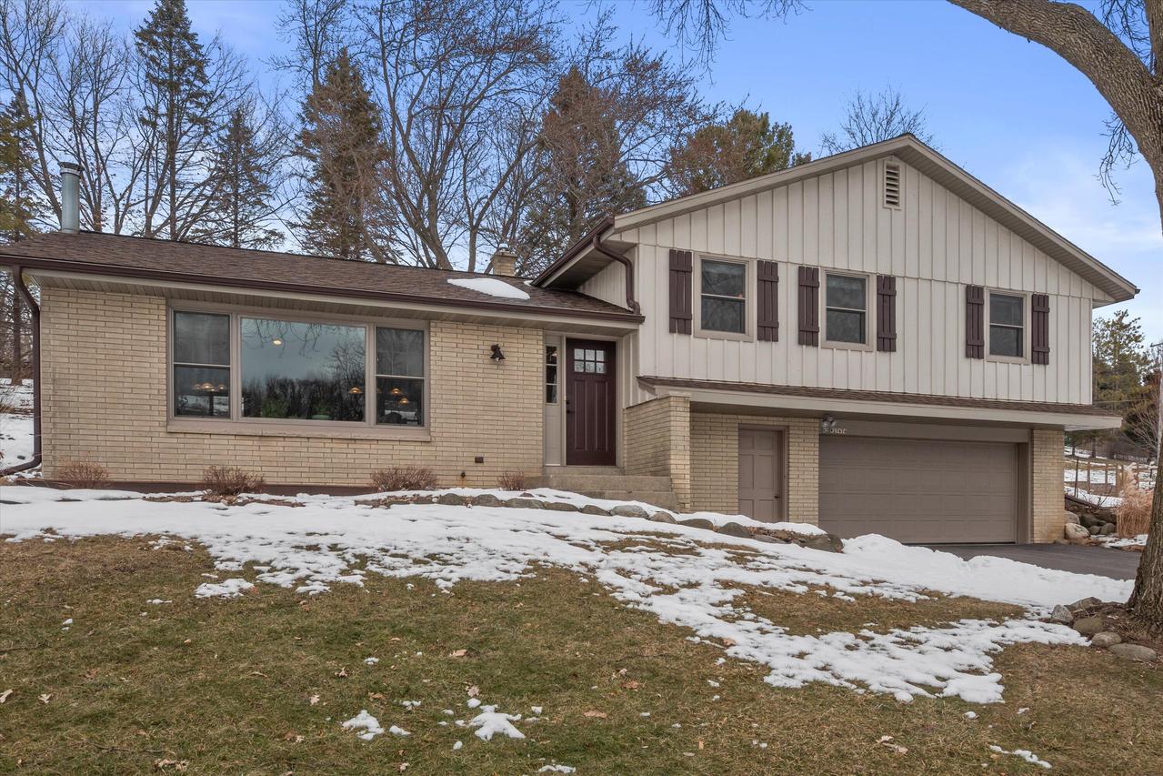 N2W27474 Arrowhead Trl, Pewaukee, WI 53188
