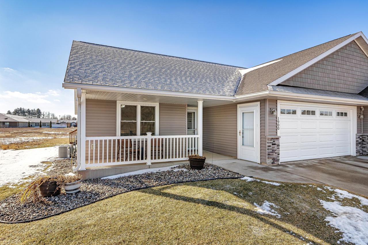 1900 Spakenburg Rd, Holmen, WI 54636