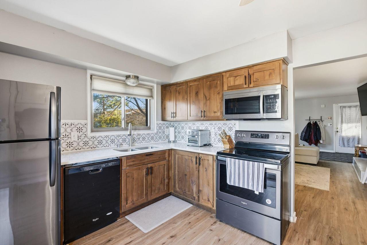 1356 Greenhedge Rd #C4, Pewaukee, WI 53072