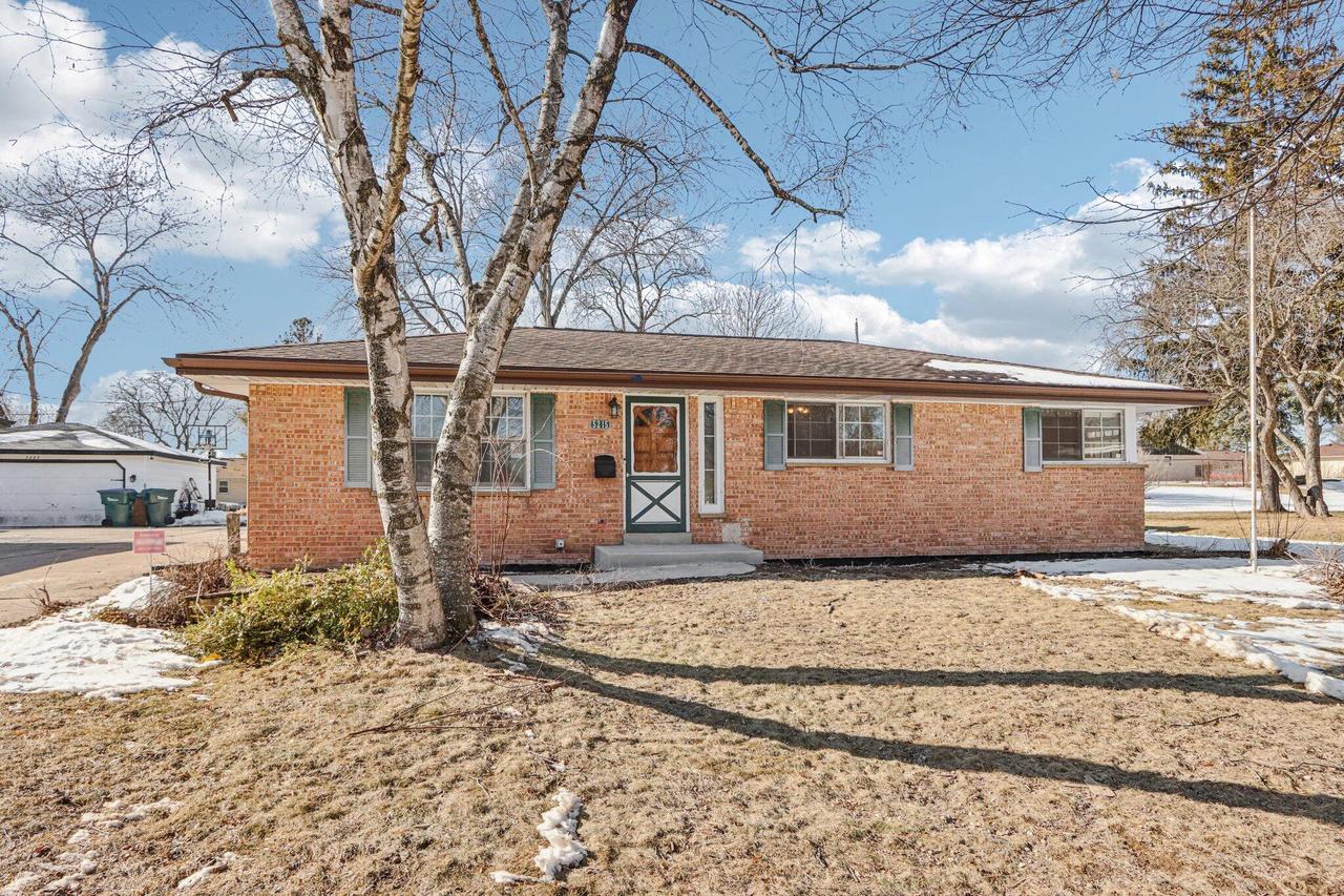 5215 Morningside Dr, Greendale, WI 53129