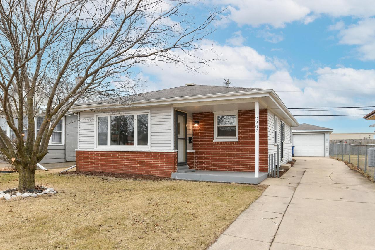 2207 Hamilton Ave, Racine, WI 53403