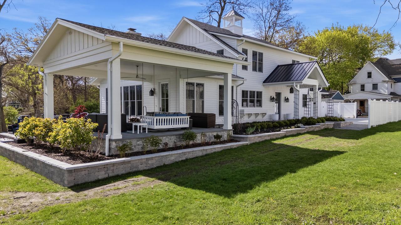 222 E Pleasant St, Oconomowoc, WI 53066
