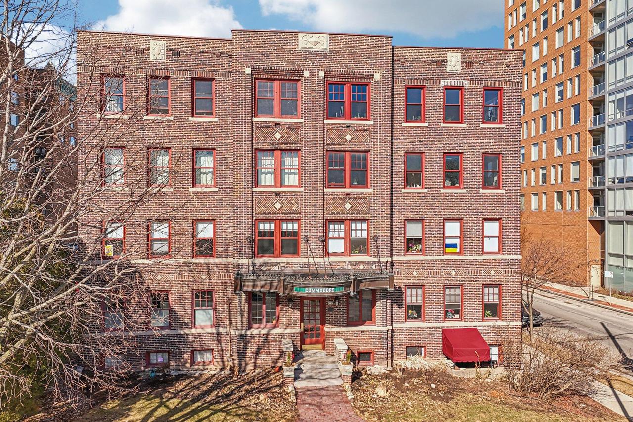 1983 N Summit Ave #34, Milwaukee, WI 53202