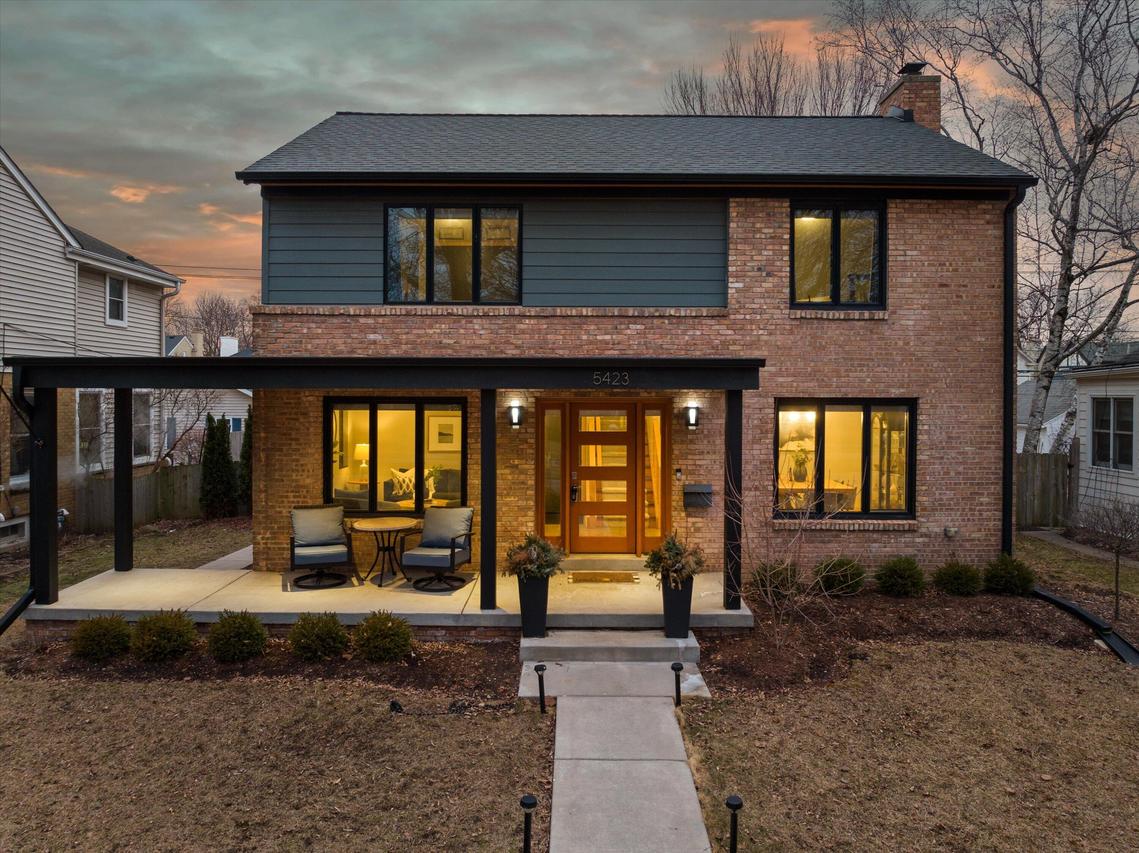 5423 N Santa Monica Blvd, Whitefish Bay, WI 53217